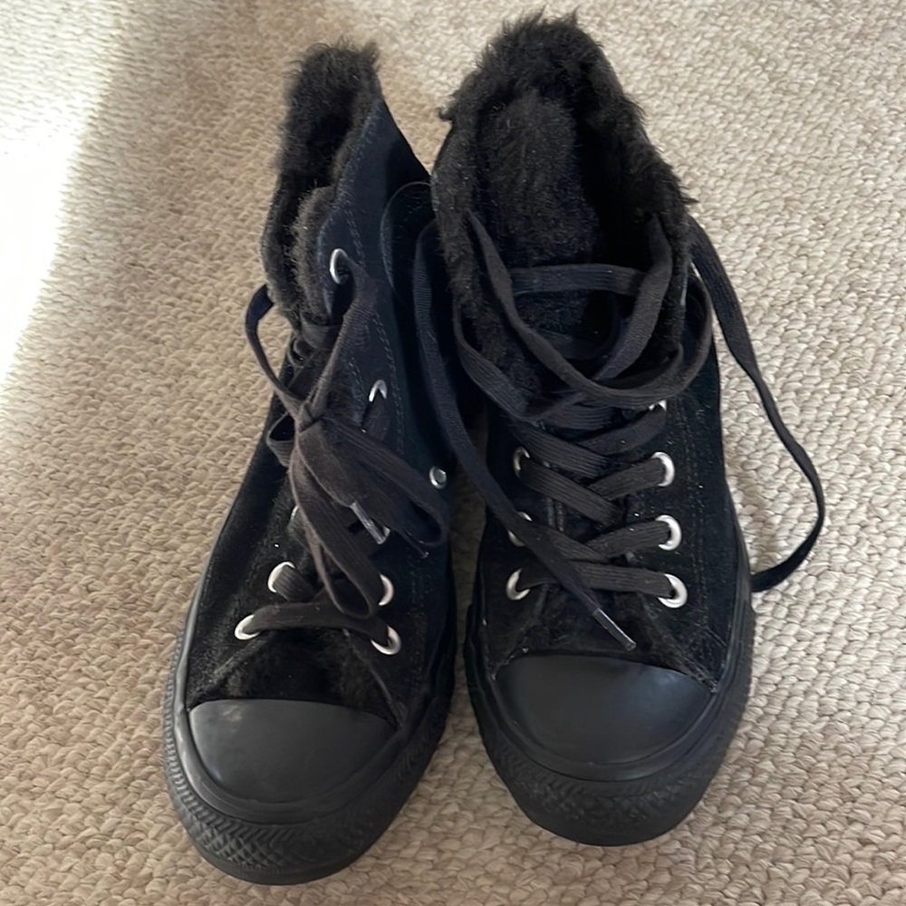 Converse Black fur lined high top size 5.5